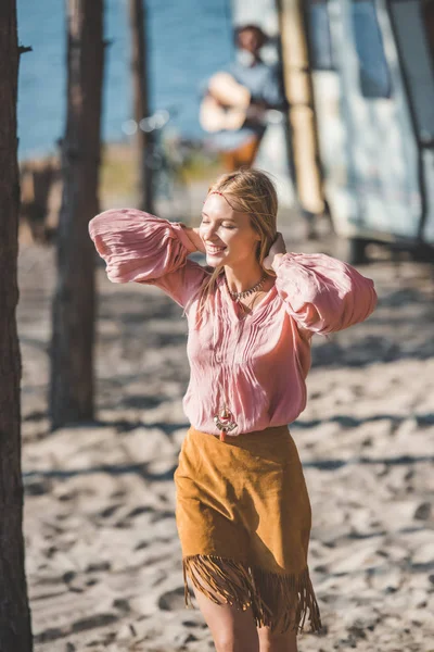 Sorrindo Hippie Menina Dançando Enquanto Homem Tocando Guitarra Perto Trailer — Fotografia de Stock