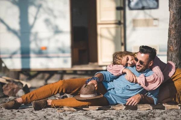 Hippie Paar Entspannt Auf Decke Neben Wohnmobil — Stockfoto