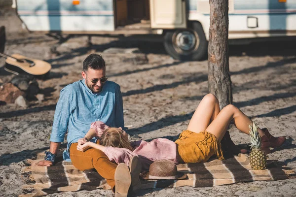 Attraktives Paar Liegt Auf Decke Der Nähe Von Wohnmobil — kostenloses Stockfoto
