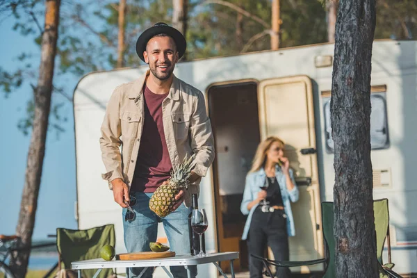 Selective Focus Happy Man Cutting Pineapple While Woman Standing Campervan — Free Stock Photo