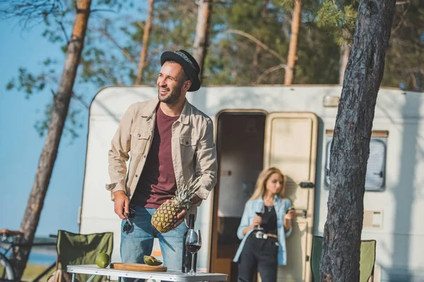 Selective Focus Man Cutting Pineapple While Woman Wine Standing Trailer — Free Stock Photo