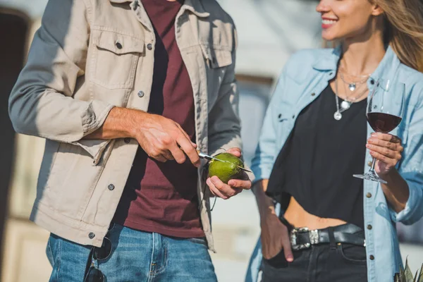 Bijgesneden Weergave Van Man Snijden Avocado Terwijl Vrouw Met Glas — Gratis stockfoto