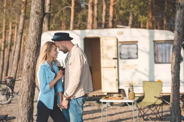 Jovem Casal Tocando Testas Segurando Copos Vinho Perto Campervan — Fotografia de Stock