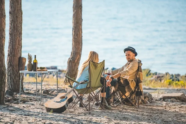 Fiatal Pár Miután Piknik Asztal Székek Akusztikus Gitár Tenger Közelében — Stock Fotó