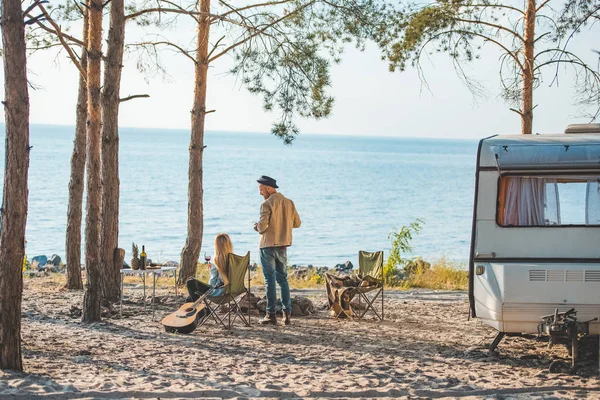 Hippie Paar Picknickt Mit Gitarre Auf Wohnwagen Meer — Stockfoto