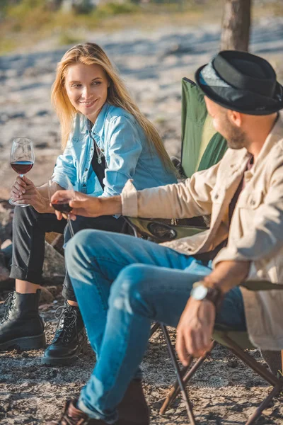 Happy Young Couple Glasses Red Wine Talking Picnic — Stock Photo, Image