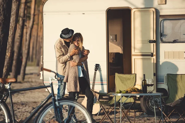 Jovem Abraçando Mulher Feliz Perto Campervan Com Bicicleta — Fotografia de Stock