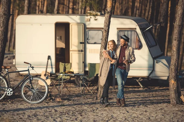 Casal Feliz Com Copos Vinho Andando Perto Reboque Acampamento — Fotografia de Stock