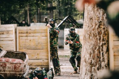 seçici odak paintball takım işaret silahlar açık havada ile paintball oynamaktan düzgün ve koruyucu maskeler