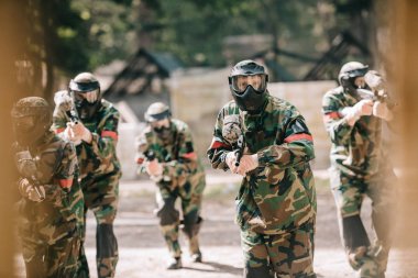 seçici odak paintball takım işaret silahlar açık havada ile paintball oynamaktan düzgün ve koruyucu maskeler