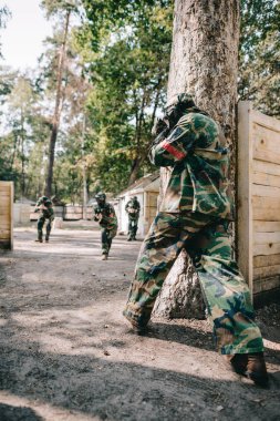 Dikiz paintball oyuncu tarafından işaret silah diğer takım açık havada çekim kamuflaj