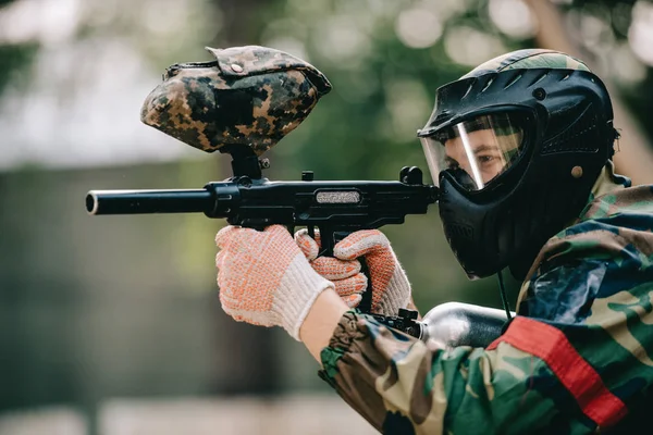 Widok Boku Mężczyzna Paintball Player Gogle Maski Kamuflaż Celowania Przez — Zdjęcie stockowe