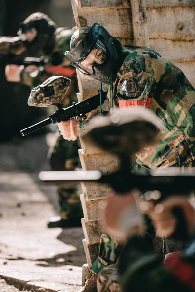 Selective Focus Female Paintball Player Camouflage Protective Mask Holding Marker — Free Stock Photo