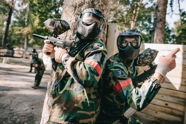 Male Paintball Player Camouflage Goggle Mask Pointing Finger His Teammate — Stock Photo, Image