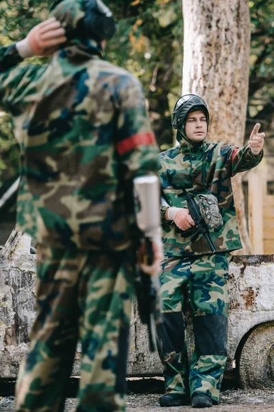 Foco Seletivo Jogador Masculino Camuflagem Uniforme Segurando Arma Marcador Apontando — Fotografia de Stock Grátis