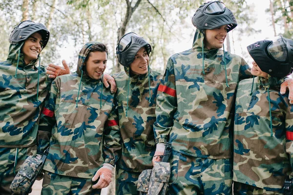Smiling Paintball Players Camouflage Marker Guns Talking Embracing Each Other — Stock Photo, Image