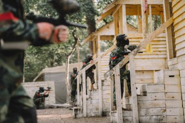 Paintball Takım merdiven ahşap kule ile paintball tabancaları açık havada, üzerinde ayakta düzgün ve koruyucu maskeler