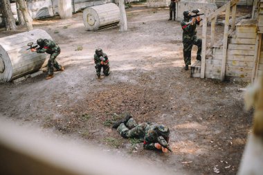 paintball takım işaretleri silah açık havada ile paintball oynamaktan düzgün ve koruyucu maskeler yüksek açılı görünüş