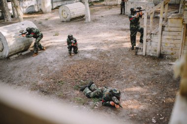 paintball takım işaretleri silah açık havada ile paintball oynamaktan düzgün ve koruyucu maskeler yüksek açılı görünüş