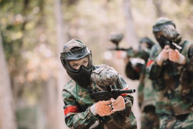 gözlüğü maskesi ve kamuflaj marker silah ise açık havada çalışan ekibi tarafından çekim Kadın paintballer 