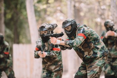 Paintball Takım açık havada paintball tabancaları tarafından hedefleyen düzgün ve koruyucu maskeler 