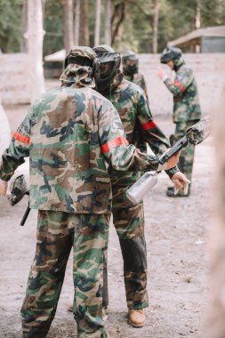 Erkek paintballers koruyucu maskeler ve yüz yüze açık havada mücadele kamuflaj 