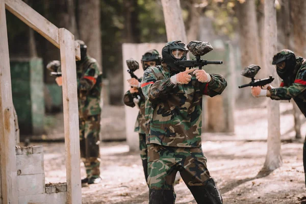 Paintball Team Uniform Protective Masks Shooting Paintball Guns Outdoors — Free Stock Photo