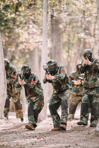 Equipo Paintball Uniforme Máscaras Protectoras Corriendo Apuntando Por Pistolas Paintball — Foto de Stock