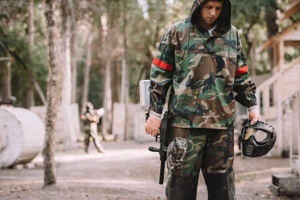 Young Male Paintball Player Camouflage Covered Paintball Splash Outdoors — Free Stock Photo