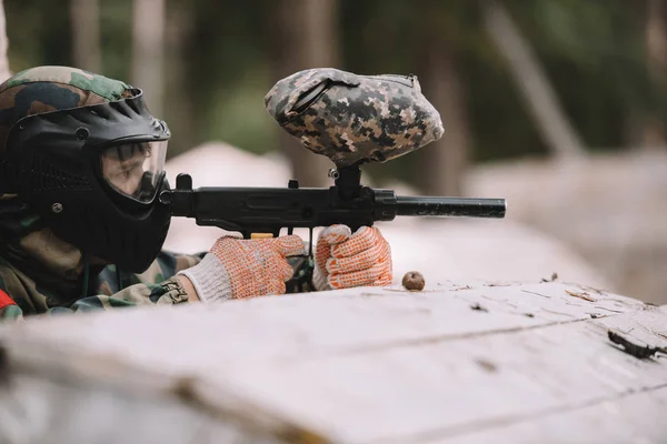 Visão Lateral Jogador Paintball Masculino Máscara Óculos Camuflagem Visando Por — Fotografia de Stock