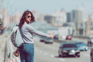 yolda otostop gitmek için genç ve kadın ile sırt çantası kahve