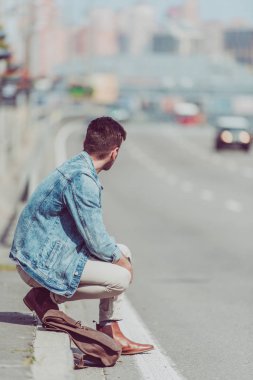 kısmi yolda oturan adam görünümünü