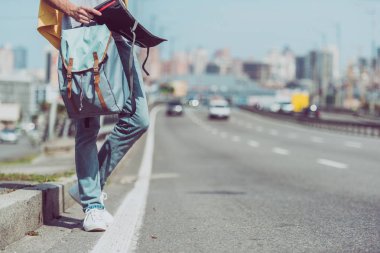 harita ve yol üzerinde duran sırt çantası ile turistik çekim kırpılmış