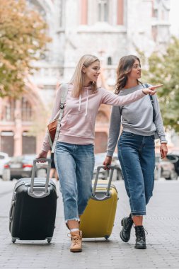 sırt çantaları ve şehir sokak yürüyüş bagaj ile kadın turist