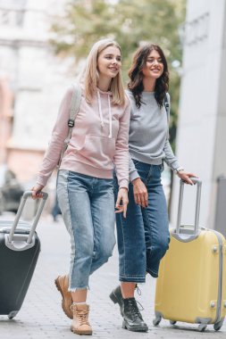 sırt çantaları ve şehir sokak yürüyüş bagaj ile kadın turist