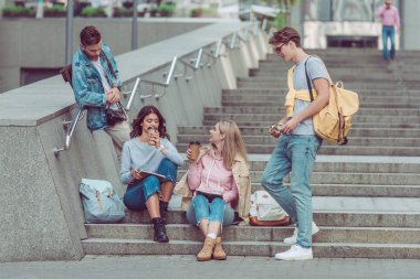 arkadaşlar yeni şehirde sokak adımlar üzerinde dinlenme
