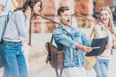 harita City bakarak heyecanlı genç turist