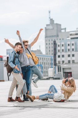 Caddesi ve çekici fotoğraf heyecanlı turist şehirde oturan kız