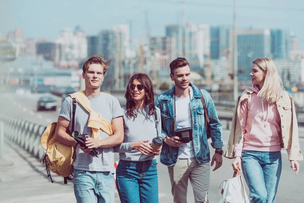 Jovens Amigos Com Mapa Mochilas Viajando Juntos Nova Cidade — Fotografia de Stock