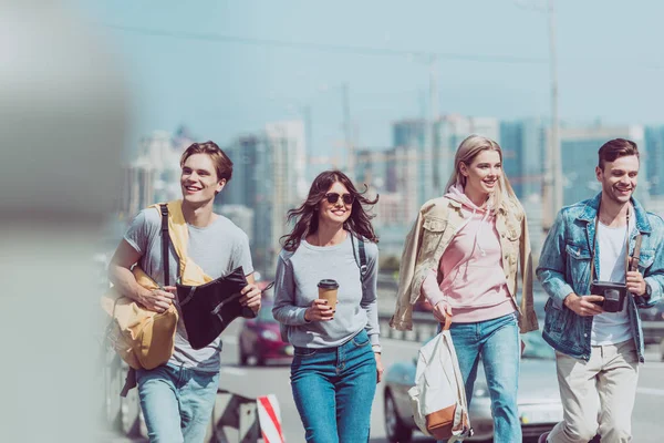 Smiling Friends Map Backpacks Traveling Together New City — Stock Photo, Image