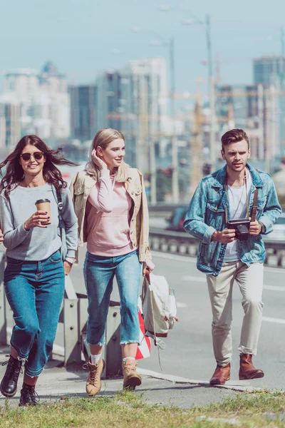 Jovem Homem Mulheres Andando Rua Enquanto Viajam Juntos — Fotografia de Stock