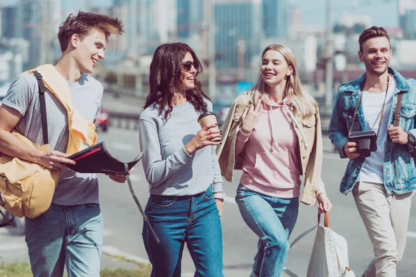 Jovens Amigos Com Mapa Mochilas Viajando Juntos Nova Cidade — Fotografia de Stock