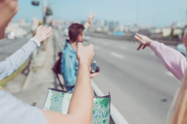 Gedeeltelijke Weergave Van Reizigers Zoek Naar Bestemming Kaart Tijdens Reis — Stockfoto