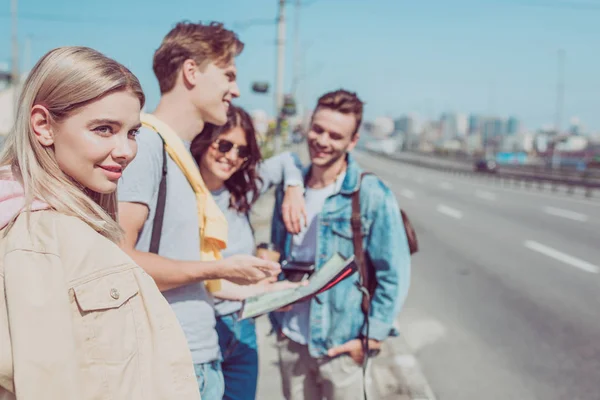 Selektivt Fokus Leende Kvinna Och Vänner Med Karta Bakom Resa — Stockfoto