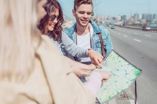 Vista Parcial Los Turistas Busca Destino Mapa Durante Viaje — Foto de Stock