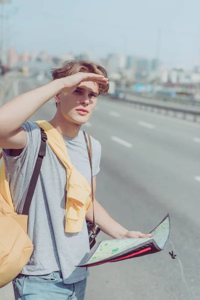 Mladý Muž Mapou Batoh Hledají Cíl — Stock fotografie