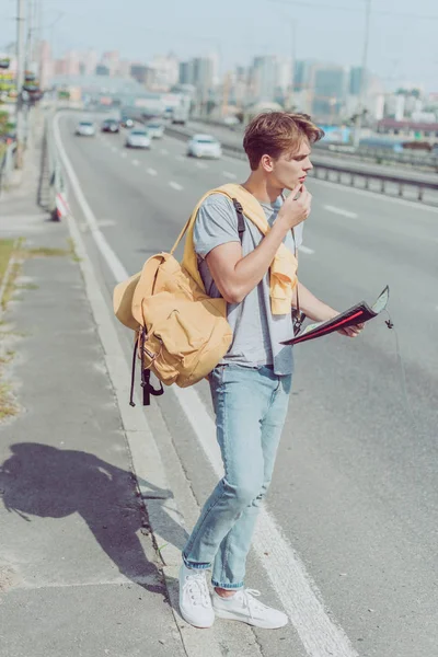 Junger Mann Mit Karte Und Rucksack Auf Der Suche Nach — Stockfoto