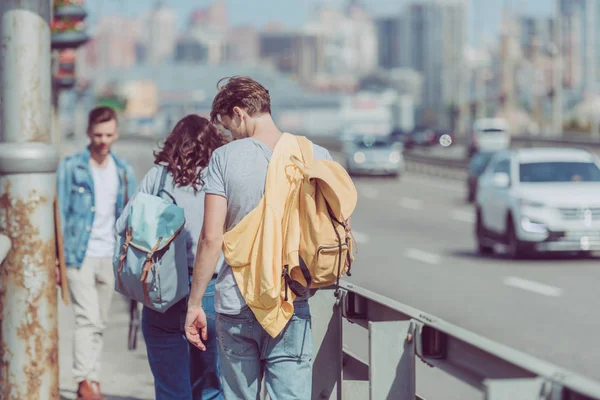 Visão Traseira Turistas Andando Rua Enquanto Viajam Juntos — Fotos gratuitas