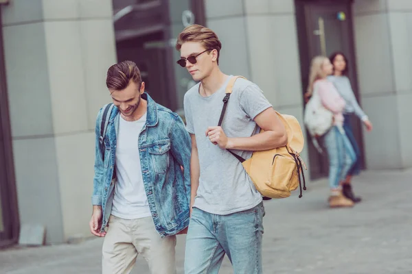 Jeunes Voyageurs Avec Sacs Dos Marchant Sur Rue Ville — Photo gratuite