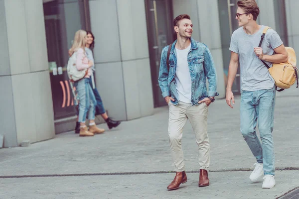 Jóvenes Viajeros Con Mochilas Caminando Por Calle Ciudad — Foto de Stock